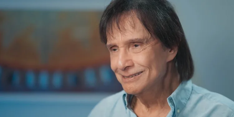 Roberto Carlos é internado para cirurgia e estado de saúde mobiliza fãs em todo o Brasil