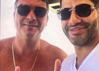 Flávio Bolsonaro reage à polêmica sobre foto com investigado: “Não sei se é verdade”