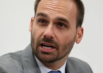 DEPUTADO FEDERAL ACUSA EDUARDO BOLSONARO DE SER MACONHEIRO, SURFISTA VAGABUNDO, SER FÃ FORFUN E FOI FORÇADO PELO PAI A ENTRAR NA POLÍTICA