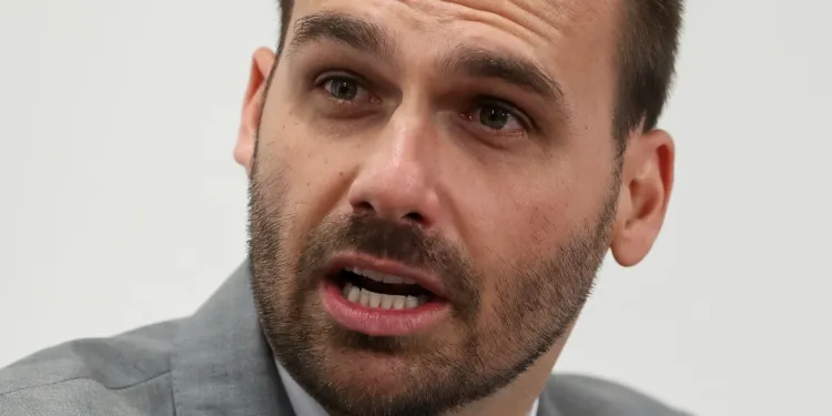 DEPUTADO FEDERAL ACUSA EDUARDO BOLSONARO DE SER MACONHEIRO, SURFISTA VAGABUNDO, SER FÃ FORFUN E FOI FORÇADO PELO PAI A ENTRAR NA POLÍTICA
