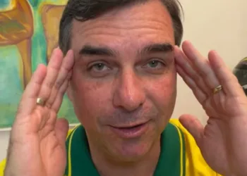 Temor de Busca e Apreensão Contra Flávio Bolsonaro Agita Cenário Político às Vésperas da Eleição