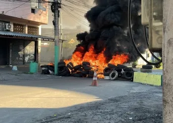 URGENTE!!TERROR NA ZONA OESTE: Barricadas em chamas e rajadas de tiros transformam Bairros em cenário de guerra!!Evitem a região!!