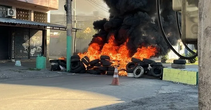 URGENTE!!TERROR NA ZONA OESTE: Barricadas em chamas e rajadas de tiros transformam Bairros em cenário de guerra!!Evitem a região!!
