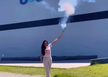 s sociais Após ser demitida, mulher comemora com fogos de artifício em frente à empresa e divide opiniões