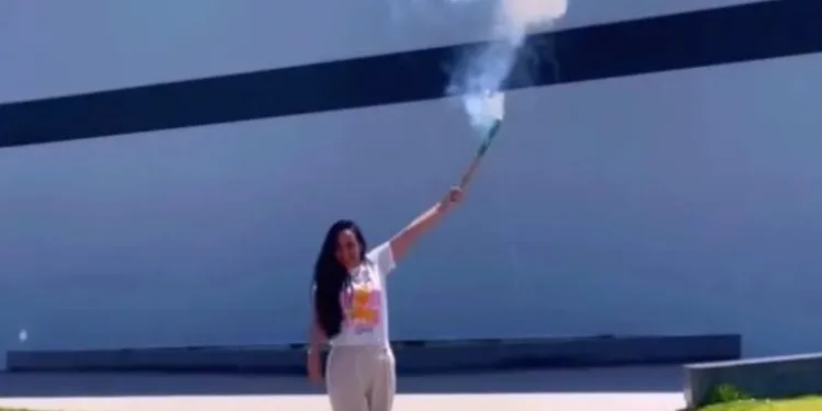 s sociais Após ser demitida, mulher comemora com fogos de artifício em frente à empresa e divide opiniões