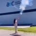 s sociais  Após ser demitida, mulher comemora com fogos de artifício em frente à empresa e divide opiniões