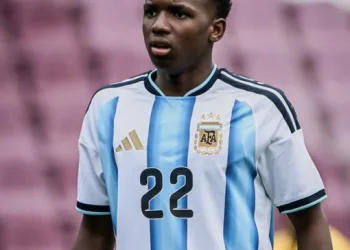 Histórico! Primeiro jogador negro nascido no Haiti estreia pela Seleção Argentina e emociona o futebol