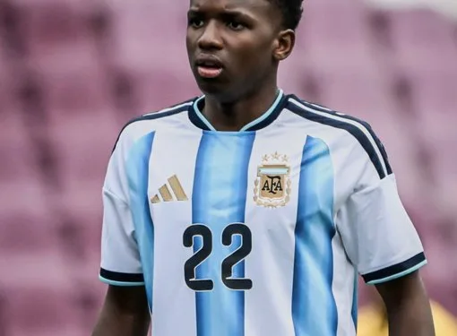Histórico! Primeiro jogador negro nascido no Haiti estreia pela Seleção Argentina e emociona o futebol