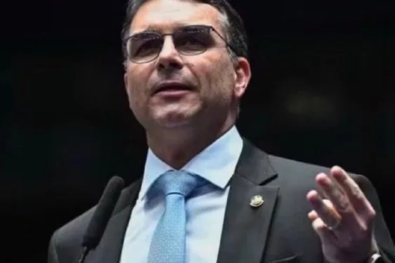 Flávio Bolsonaro enfrenta forte rejeição em pesquisa e vê cenário eleitoral ficar mais desafiador