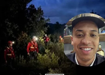 Homem bêbado passa horas ajudando equipe de busca sem perceber que o desaparecido era ele mesmo