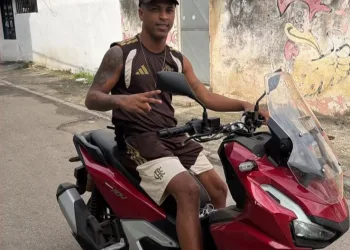 ( IMAGEM FORTE) HOMEM É EXECUTADO POR MILICIANOS DURANTE O JOGO DO BRASIL NUMA COMUNIDADE CONTROLADA PELO CV NA ZONA OESTE
