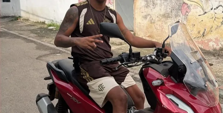 ( IMAGEM FORTE) HOMEM É EXECUTADO POR MILICIANOS DURANTE O JOGO DO BRASIL NUMA COMUNIDADE CONTROLADA PELO CV NA ZONA OESTE