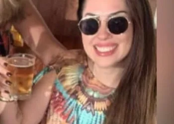 Monique Medeiros reaparece sorrindo após julgamento e imagens voltam a provocar revolta nas redes