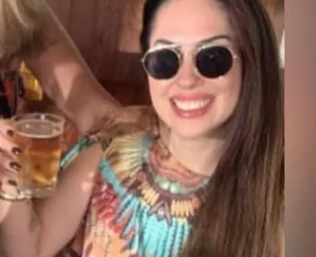 Monique Medeiros reaparece sorrindo após julgamento e imagens voltam a provocar revolta nas redes