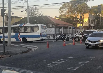 ( VÍDEO) ACIDENTE ENTRE ÔNIBUS E CARRO DEIXA HOMEM FERIDO GRAVEMENTE EM CAMPO GRANDE