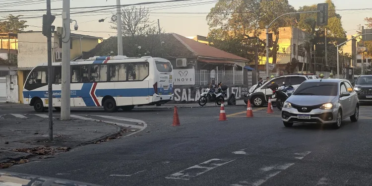 ( VÍDEO) ACIDENTE ENTRE ÔNIBUS E CARRO DEIXA HOMEM FERIDO GRAVEMENTE EM CAMPO GRANDE