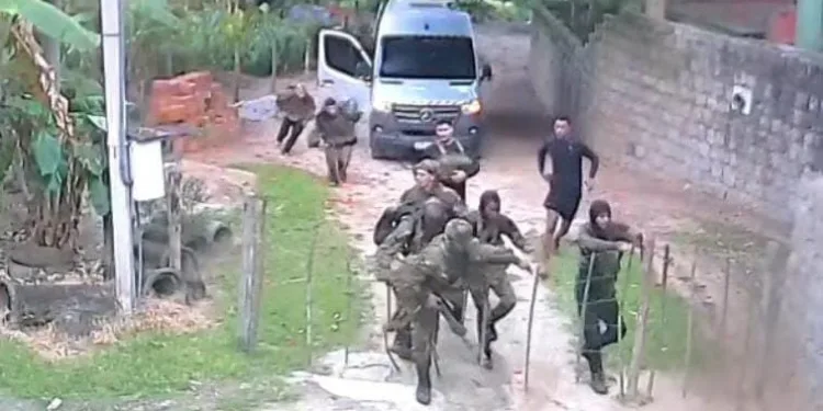 ( VIDEO) URGENTE!! IMAGENS MOSTRAM INVASÃO DE TRAFICANTES DO COMANDO VERMELHO EM CAMPO GRANDE E GUARATIBA!!