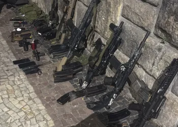 ( IMAGENS FORTES) Noite de terror na Avenida Brasil: cinco criminosos e dois policiais militares morrem em intenso confronto