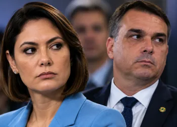 Michelle Bolsonaro dispara contra Flávio e diz que novos escândalos vão destruir candidatura!