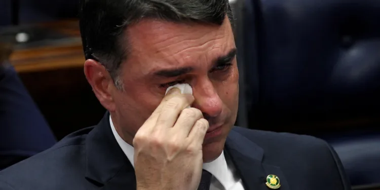 União Brasil, PP e Republicanos Viram as Costas para Flávio Bolsonaro e Abalam Cenário Eleitoral