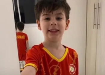 Homenagem emocionante: rua ganha nome de Henry Borel para lembrar vítimas da violência infantil