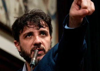 Candidato a presidente Renan Santos acusa Flávio Bolsonaro de ligação indireta com políticos do RJ associados ao Comando Vermelho e eleva tensão política