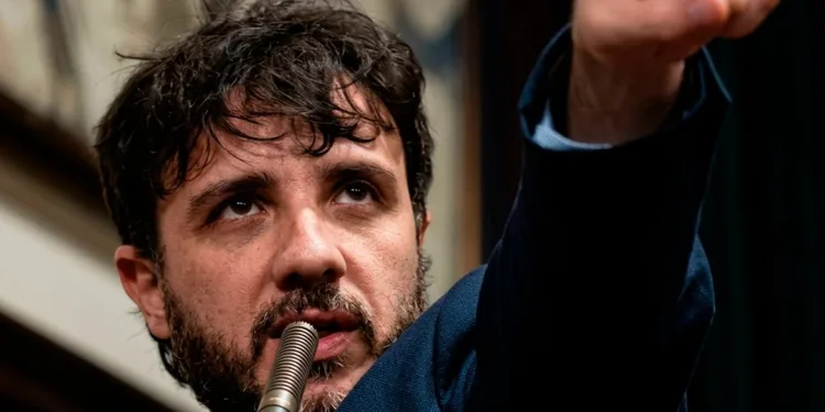 Candidato a presidente Renan Santos acusa Flávio Bolsonaro de ligação indireta com políticos do RJ associados ao Comando Vermelho e eleva tensão política