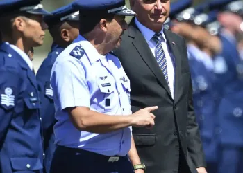 LIVRO DE EX-COMANDANTE DA AERONÁUTICA DO GOVERNO BOLSONARO PODE SACUDIR O CENÁRIO POLÍTICO ANTES DAS ELEIÇÕES