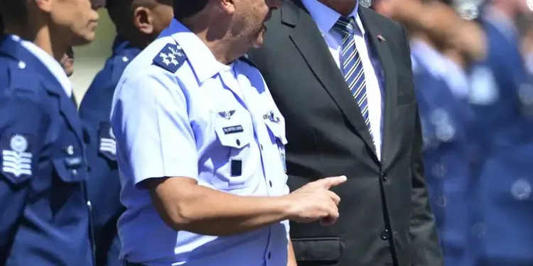 LIVRO DE EX-COMANDANTE DA AERONÁUTICA DO GOVERNO BOLSONARO PODE SACUDIR O CENÁRIO POLÍTICO ANTES DAS ELEIÇÕES