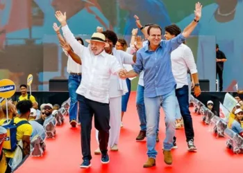M MORTES  LULA SOBE O TOM EM BANGU E PROMETE RETOMAR ÁREAS