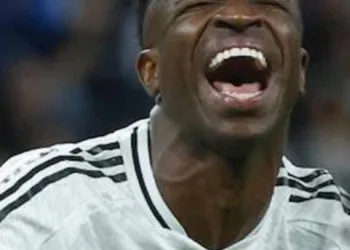 Lenda do Futebol causa revolta ao chamar Vinicius Júnior de “macaco” durante entrevista e provoca onda de indignação