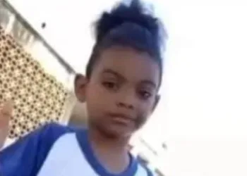 MENINO DE APENAS 5 ANOS É MORTO A TIROS DURANTE ATAQUE QUE DEIXOU DOIS MORTOS EM COMUNIDADE DO RIO