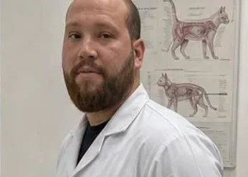 FALSO VETERINÁRIO É PRESO EM FLAGRANTE ENQUANTO OPERAVA GATO EM CLÍNICA NO RIO