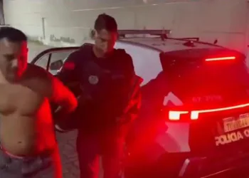 ( VIDEO) MILICIANO É PRESO COM ARMAS DE GUERRA EM GUARATIBA