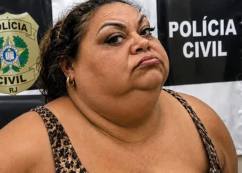 MULHER É PRESA POR TENTAR MATAR O MARIDO APÓS CHAMA -LA DE SAPO BOI