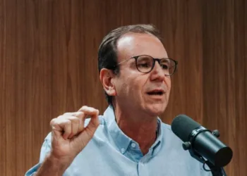 LARGOU NA FRENTE! Eduardo Paes chega a 48,3% e amplia vantagem sobre Douglas Ruas