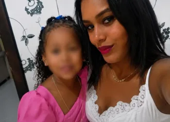 TRAGÉDIA NO RIO: MÃE E FILHA DE 6 ANOS SÃO ENCONTRADAS MORTAS ABRAÇADAS DENTRO DE CASA