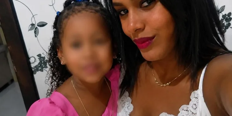 TRAGÉDIA NO RIO: MÃE E FILHA DE 6 ANOS SÃO ENCONTRADAS MORTAS ABRAÇADAS DENTRO DE CASA