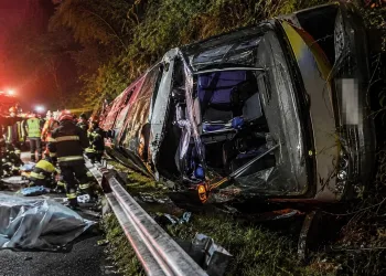 URGENTE!! TRAGÉDIA NO RIO!! ÔNIBUS TOMBA E MATA 10 PESSOAS!!