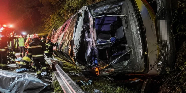 URGENTE!! TRAGÉDIA NO RIO!! ÔNIBUS TOMBA E MATA 10 PESSOAS!!