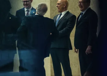 Após foto de Moraes rindo, segurança do STF reforça restrição a imagens pelas cortinas