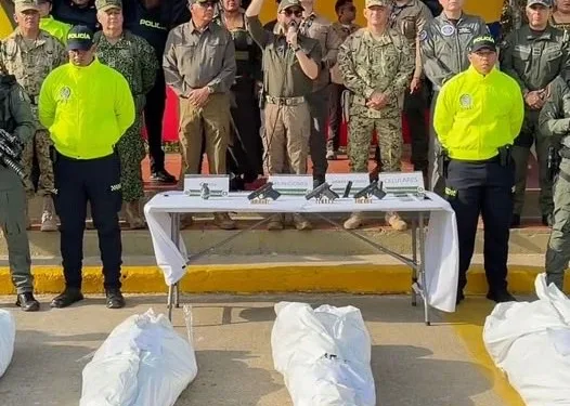 Presidente colombiano exibe corpos após operações de segurança e provoca polêmica