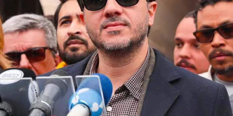 Renan Santos chama liderança de Lula e Flávio Bolsonaro de “prisão mental”