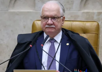 CRISE EXPLODE NO STF: FACHIN AGUARDA EXPLICAÇÕES DE MORAES E MENDONÇA PARA DECIDIR PRÓXIMO PASSO