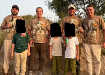 FOTO DE FLÁVIO BOLSONARO AO LADO DE INVESTIGADOS NO CASO DO INSS AGITA AS REDES