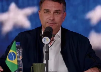 FLÁVIO BOLSONARO DIZ SER CONTRA CASSINOS ONLINE, MAS SINALIZA MANUTENÇÃO DAS BETS ESPORTIVAS