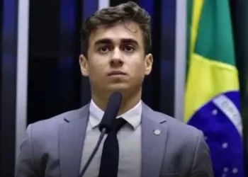 “FRANGA HOMOFÓBICA”: RENAN SANTOS DISPARA CONTRA NIKOLAS E FAZ INSINUAÇÕES SOBRE EX-MBLS