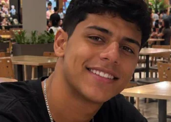 Jovem de 24 anos morre após intenso sofrimento emocional; prima denuncia rejeição familiar por ele ser gay