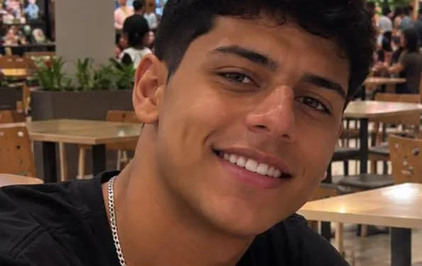 Jovem de 24 anos morre após intenso sofrimento emocional; prima denuncia rejeição familiar por ele ser gay