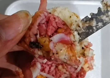 Menina de 7 anos morde salgadinho e sofre cortes após encontrar lâmina de gilete dentro do alimento no Rio